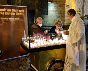 Kerzenfahrrad kommt zum Weihnachtsmarkt an St. Aposteln, Köln